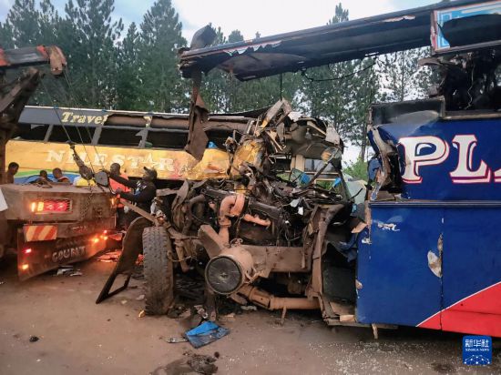 這是10月22日在烏干達(dá)西部基里揚(yáng)東戈地區(qū)拍攝的重大交通事故現(xiàn)場。新華社發(fā)（杜拉·艾哈邁德 攝）