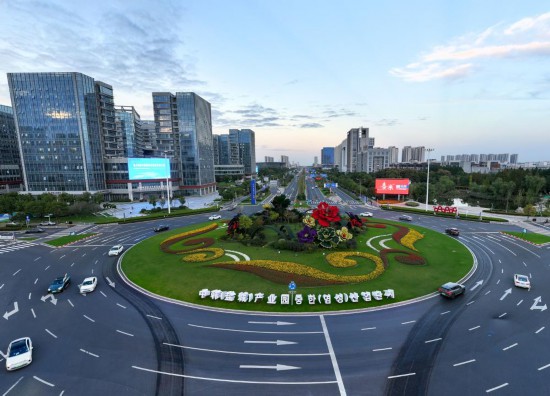 這是2025年10月16日在江蘇鹽城拍攝的中韓（鹽城）產(chǎn)業(yè)園（無人機(jī)照片）。新華社記者李博攝