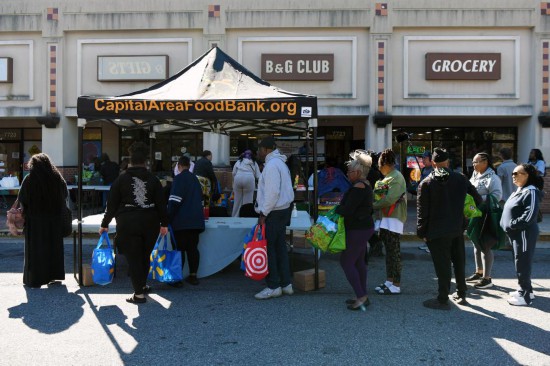 10月21日，在美國(guó)馬里蘭州海厄茨維爾市，聯(lián)邦雇員排隊(duì)登記領(lǐng)取免費(fèi)食品。新華社記者李睿攝