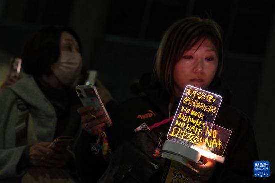 11月21日，在日本東京的首相官邸外，民眾參加抗議活動(dòng)。新華社記者 賈浩成 攝