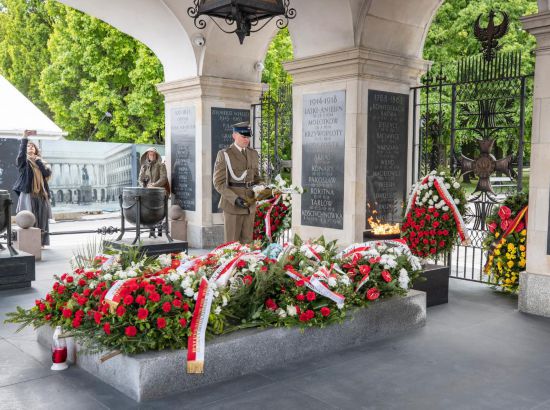 5月8日，人們?cè)诓ㄌm首都華沙的無名烈士墓參加紀(jì)念活動(dòng)。新華社記者 張帆 攝