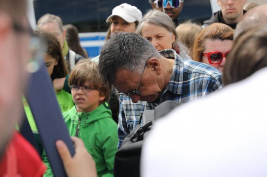 5月8日，一名男子在德國首都柏林的勃蘭登堡門前參加紀(jì)念活動(dòng)。新華社記者 杜哲宇 攝