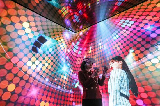 2022年3月1日，一名女子在西班牙巴塞羅那2022世界移動(dòng)通信大會(huì)上通過(guò)虛擬現(xiàn)實(shí)技術(shù)在“元宇宙”中體驗(yàn)音樂(lè)會(huì)。新華社記者鄭煥松攝