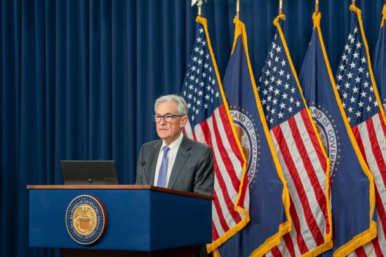 12月10日，在美國(guó)首都華盛頓，美國(guó)聯(lián)邦儲(chǔ)備委員會(huì)主席鮑威爾出席記者會(huì)。新華社發(fā)（李源清攝）