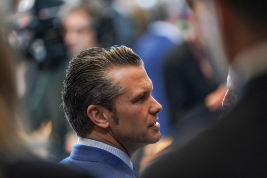 2月13日，在比利時(shí)布魯塞爾，美國(guó)國(guó)防部長(zhǎng)赫格塞思在會(huì)議現(xiàn)場(chǎng)。新華社記者彭子洋攝