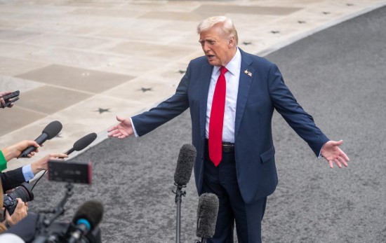 9月30日，在美國首都華盛頓白宮，美國總統(tǒng)特朗普回答記者提問。新華社記者胡友松攝