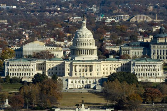 這是11月17日從美國(guó)首都華盛頓的華盛頓紀(jì)念碑上拍攝的美國(guó)國(guó)會(huì)大廈。新華社記者胡友松攝