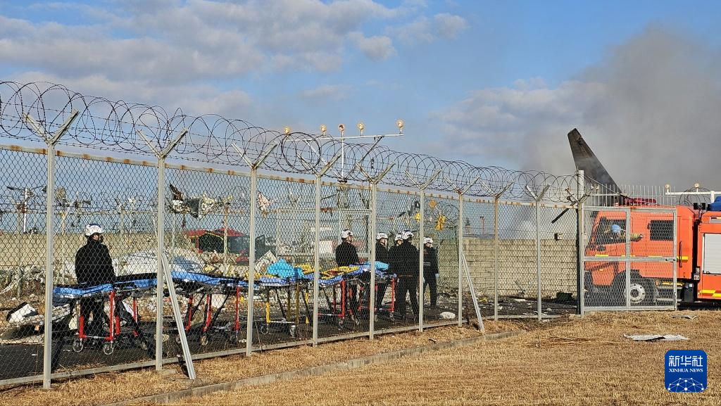 12月29日，在韓國務(wù)安機(jī)場(chǎng)，救援人員在事故現(xiàn)場(chǎng)工作。 新華社/紐西斯通訊社