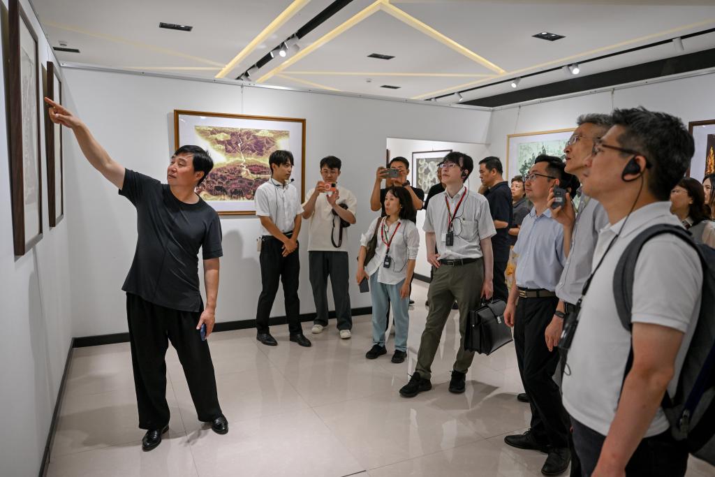 7月28日，在扎魯特旗版畫院，參訪的日本專家學(xué)者觀看版畫作品。新華社記者 連振 攝