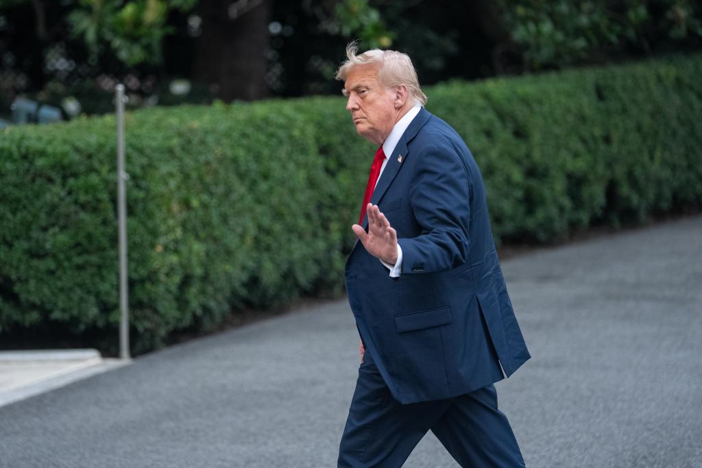 7月13日，美國總統(tǒng)特朗普乘直升機返抵首都華盛頓白宮。新華社記者胡友松攝