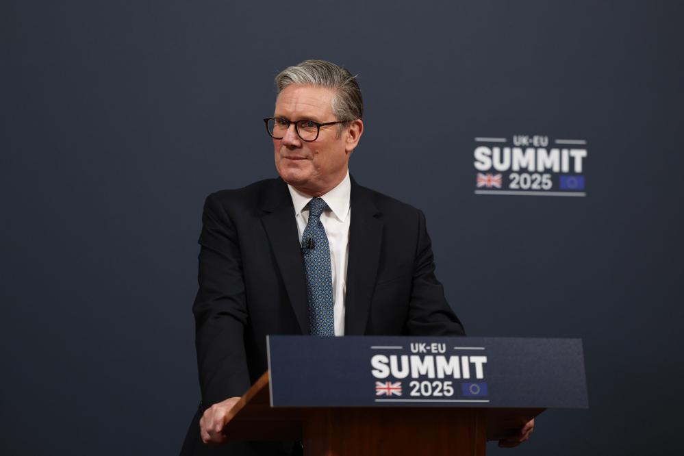 5月19日，英國首相斯塔默在倫敦與歐盟領(lǐng)導(dǎo)人舉行會議后參加記者會。新華社發(fā)（英國首相府供圖）