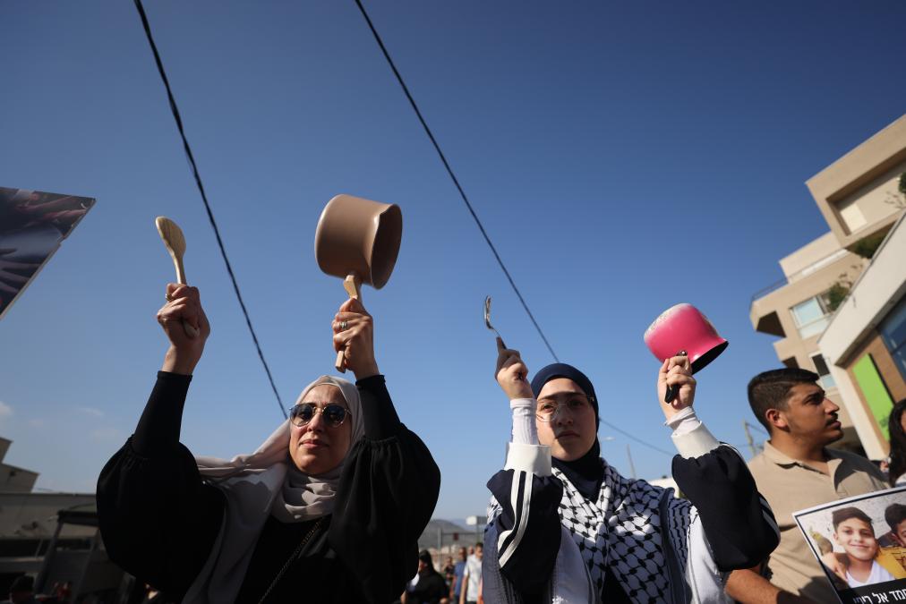 7月25日，在以色列北部薩赫寧，人們抗議以軍對加沙援助物資的流入限制。新華社發(fā)（賈馬爾·阿瓦德攝）