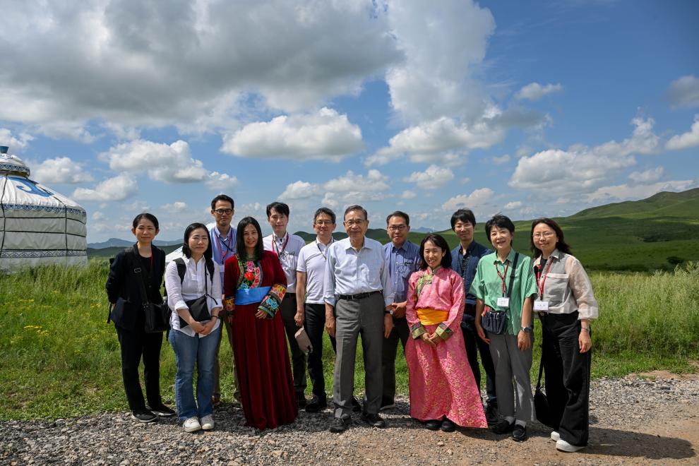 7月28日，參訪的日本專家學(xué)者在扎魯特旗合影。新華社記者 連振 攝