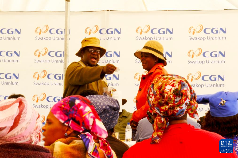 7月26日，在納米比亞烏薩科斯，農(nóng)戶通過抽簽形式隨機獲得“希望農(nóng)場”項目發(fā)放的牲畜。新華社記者 林晶 攝