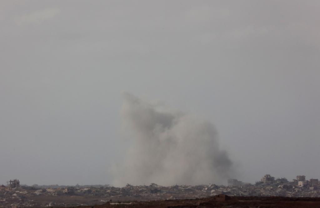 這是7月29日從以色列一側(cè)拍攝的加沙地帶遭襲后升起濃煙。新華社發(fā)（吉爾·科恩·馬根攝）