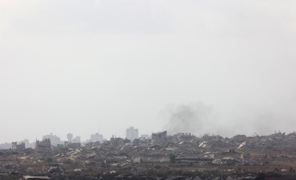 這是7月29日從以色列一側(cè)拍攝的加沙地帶遭襲后升起濃煙。新華社發(fā)（吉爾·科恩·馬根攝）