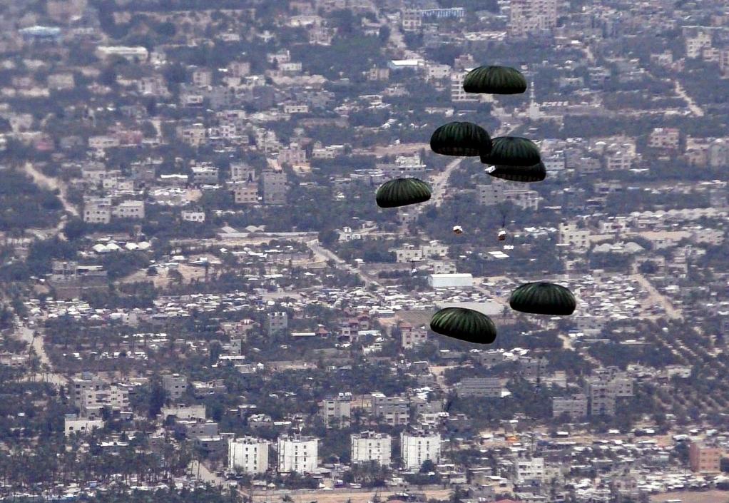 這是7月30日拍攝的埃及軍機向加沙地帶空投的人道主義援助物資。新華社發(fā)（埃及武裝部隊供圖）