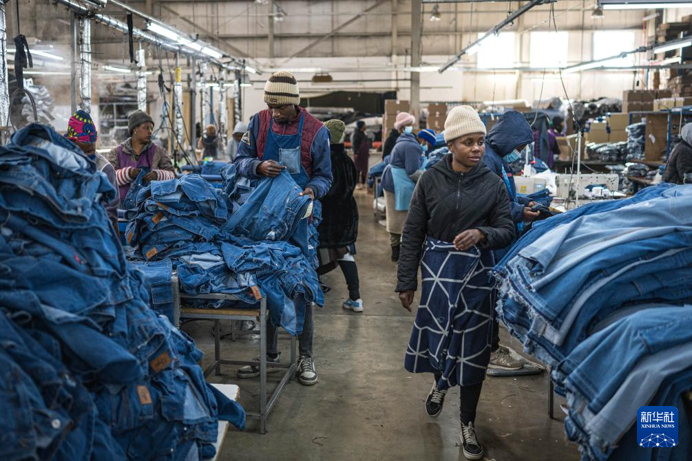 7月29日，工人在位于萊索托首都馬塞盧的一家紡織工廠內整理牛仔褲。新華社記者 王冠森 攝