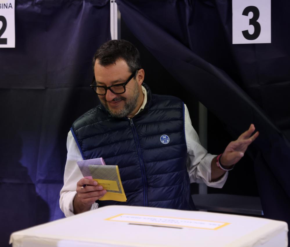 2022年9月25日，意大利聯(lián)盟黨黨首薩爾維尼在米蘭的一處投票站準(zhǔn)備投票。新華社發(fā)