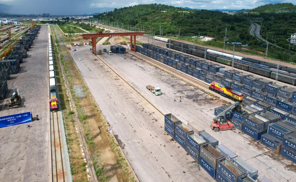 8月23日，準(zhǔn)備從玉溪發(fā)車的國(guó)際貨物列車（左）、從老撾萬(wàn)象發(fā)車并已抵達(dá)的國(guó)際貨物列車（右）同時(shí)?？吭谥欣翔F路研和站（無(wú)人機(jī)照片）。新華社記者 陳欣波 攝
