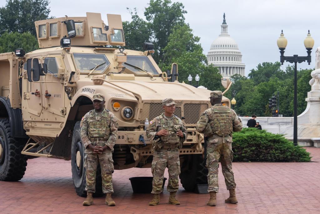 這是8月19日在美國首都華盛頓的聯(lián)合車站外拍攝的國民警衛(wèi)隊成員和車輛。新華社記者胡友松攝