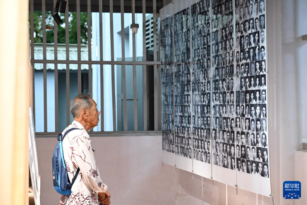 8月14日，在馬來西亞吉隆坡南僑機(jī)工紀(jì)念館內(nèi)，一名老人觀看南僑機(jī)工照片墻。新華社記者 程一恒 攝