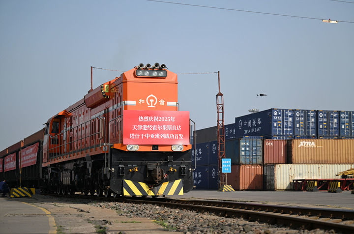 2025年首列天津港經(jīng)霍爾果斯直達(dá)塔什干的中亞班列從天津港物捷三堆場發(fā)車（2025年5月20日攝）。新華社記者 趙子碩 攝