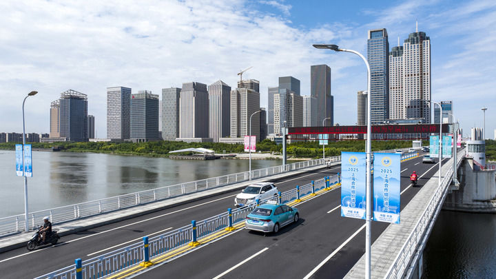 在天津市濱海新區(qū)，道路旁的路燈上懸掛著“2025上海合作組織峰會”等標(biāo)識（2025年8月22日攝）。新華社記者 趙子碩 攝