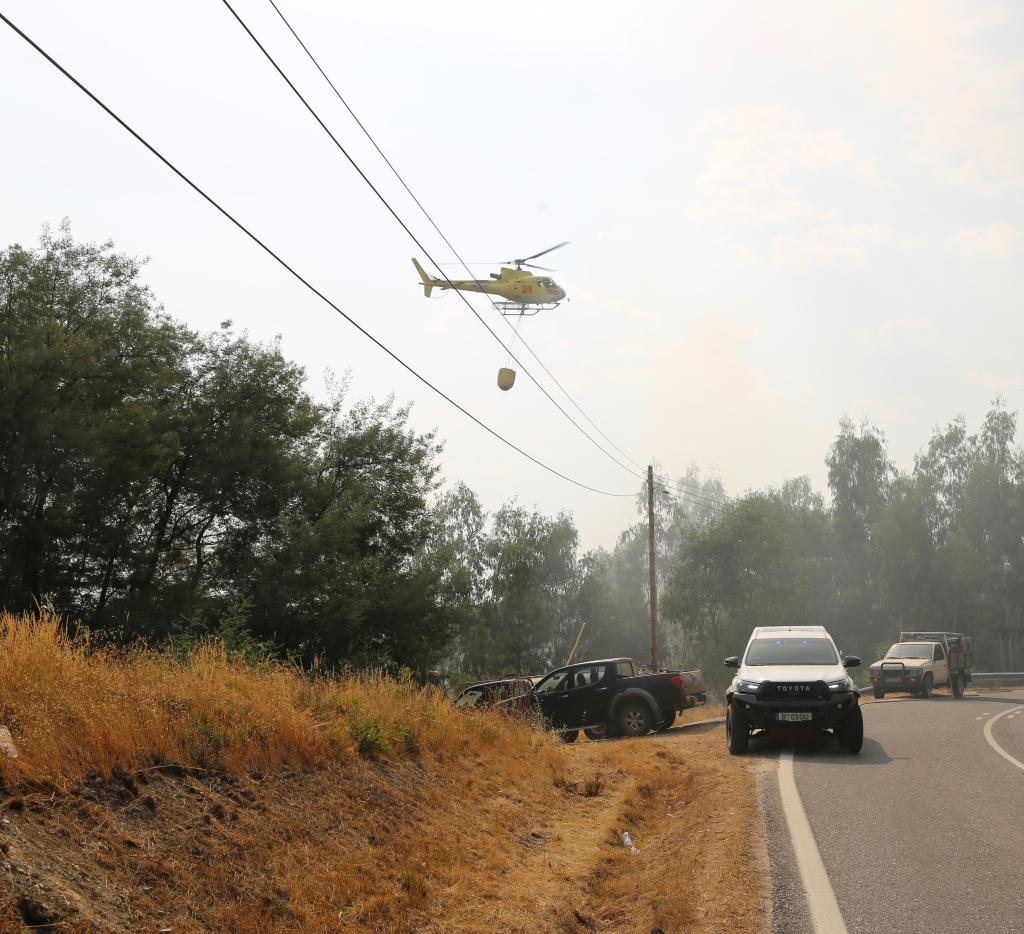 8月22日，在葡萄牙烏尼艾什－迪塞拉附近，消防人員和直升機(jī)緊急撲滅一處起火點(diǎn)。新華社記者荀偉攝