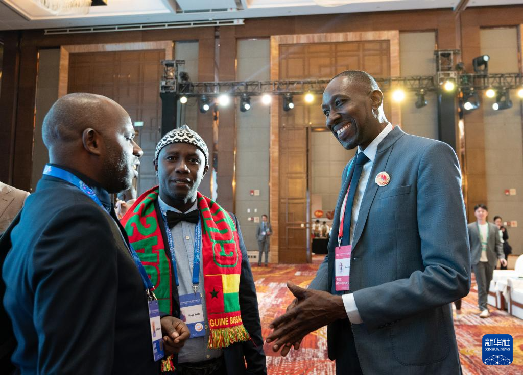 9月6日，與會代表在2025全球南方媒體智庫高端論壇開幕式后交談。新華社記者 高詠薇 攝