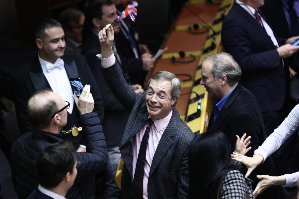 2020年1月29日，在比利時(shí)布魯塞爾，英國(guó)“脫歐黨”領(lǐng)袖、歐洲議會(huì)議員奈杰爾·法拉奇在英國(guó)“脫歐”協(xié)議投票結(jié)果公布后慶祝。新華社記者鄭煥松攝