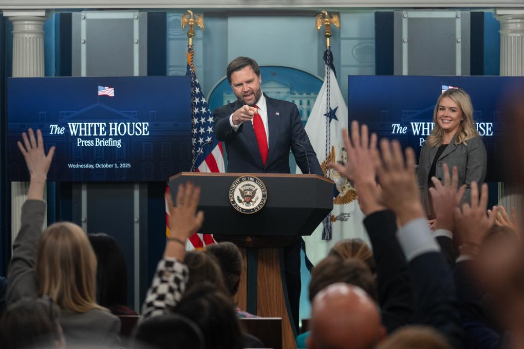 10月1日，在美國首都華盛頓白宮，美國副總統(tǒng)萬斯（左）請記者提問。新華社記者胡友松攝