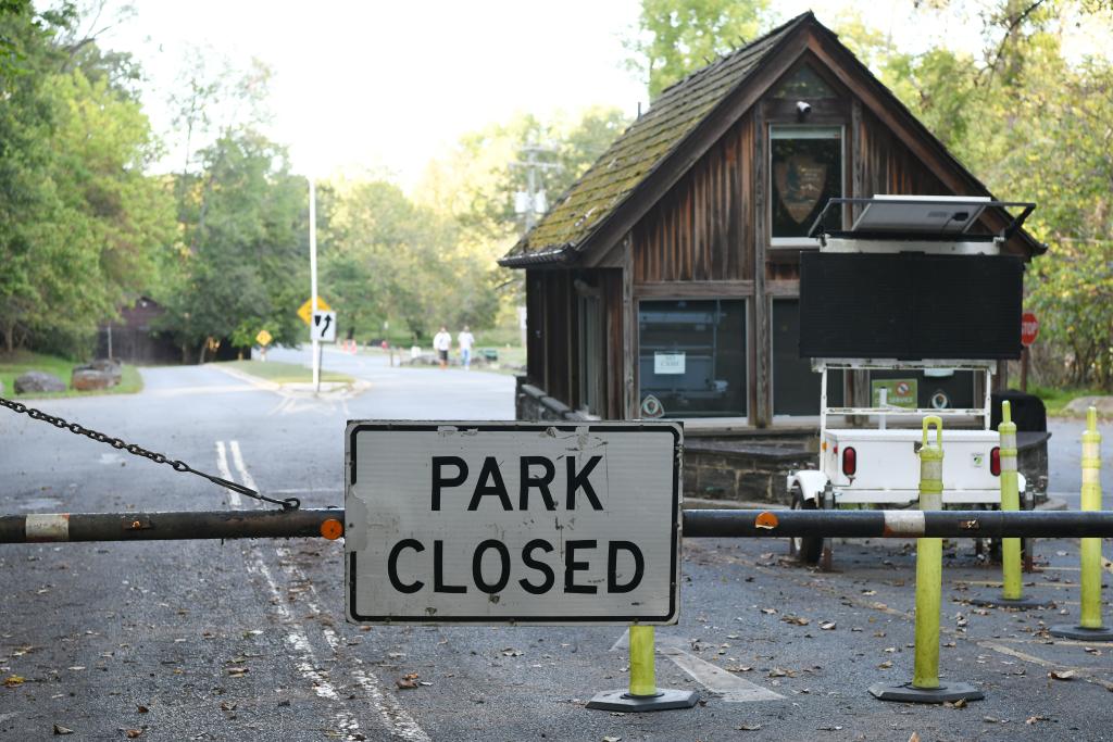10月3日，在美國弗吉尼亞州費爾法克斯，受聯(lián)邦政府“停擺”影響，通往大瀑布公園游客中心的道路關(guān)閉。新華社記者李睿攝
