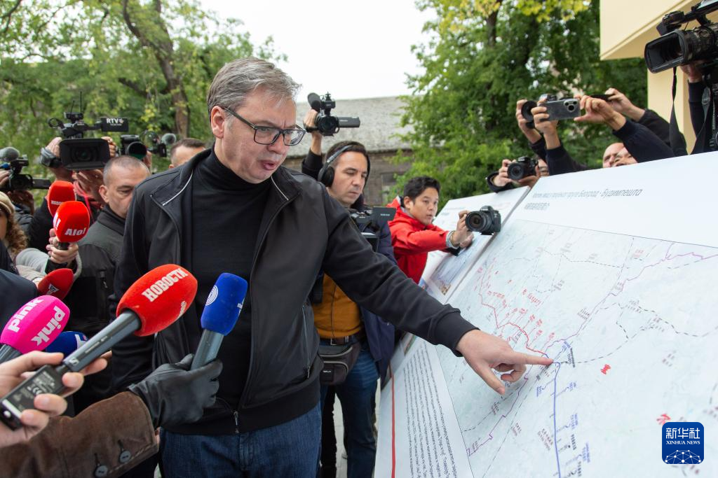 10月3日，在塞爾維亞北部城市蘇博蒂察，塞爾維亞總統(tǒng)武契奇在通車儀式現(xiàn)場(chǎng)觀看中企承建的匈塞鐵路項(xiàng)目的路線展板。新華社記者 石中玉 攝