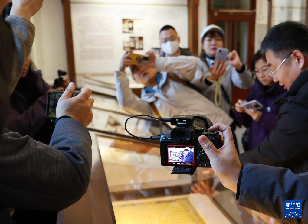 11月28日，在遼寧大連旅順博物館，媒體工作者拍攝展出的“明諭琉球國王敕”（仿制品）。新華社記者 李鋼 攝