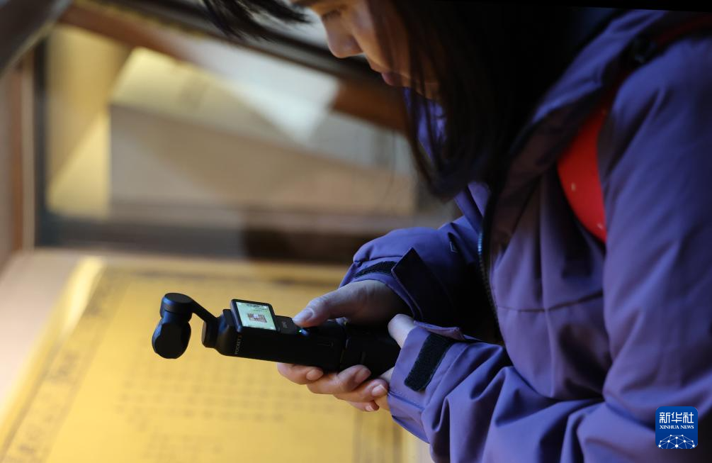 11月28日，在遼寧大連旅順博物館，媒體工作者拍攝展出的“明諭琉球國王敕”（仿制品）。新華社記者 李鋼 攝